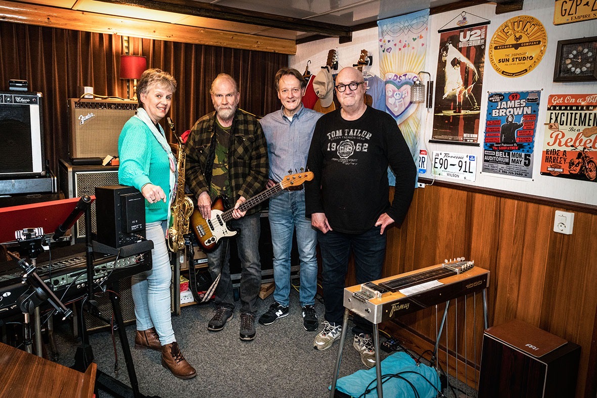 7 ) South of the River 2025 Band deze foto toevoegen op site 7 ) South of the River 2025 Band deze foto toevoegen op site